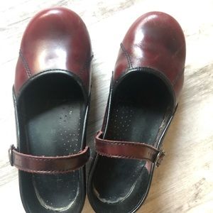 Dansko Clogs with strap - Mary Janes-  burgundy Size 38